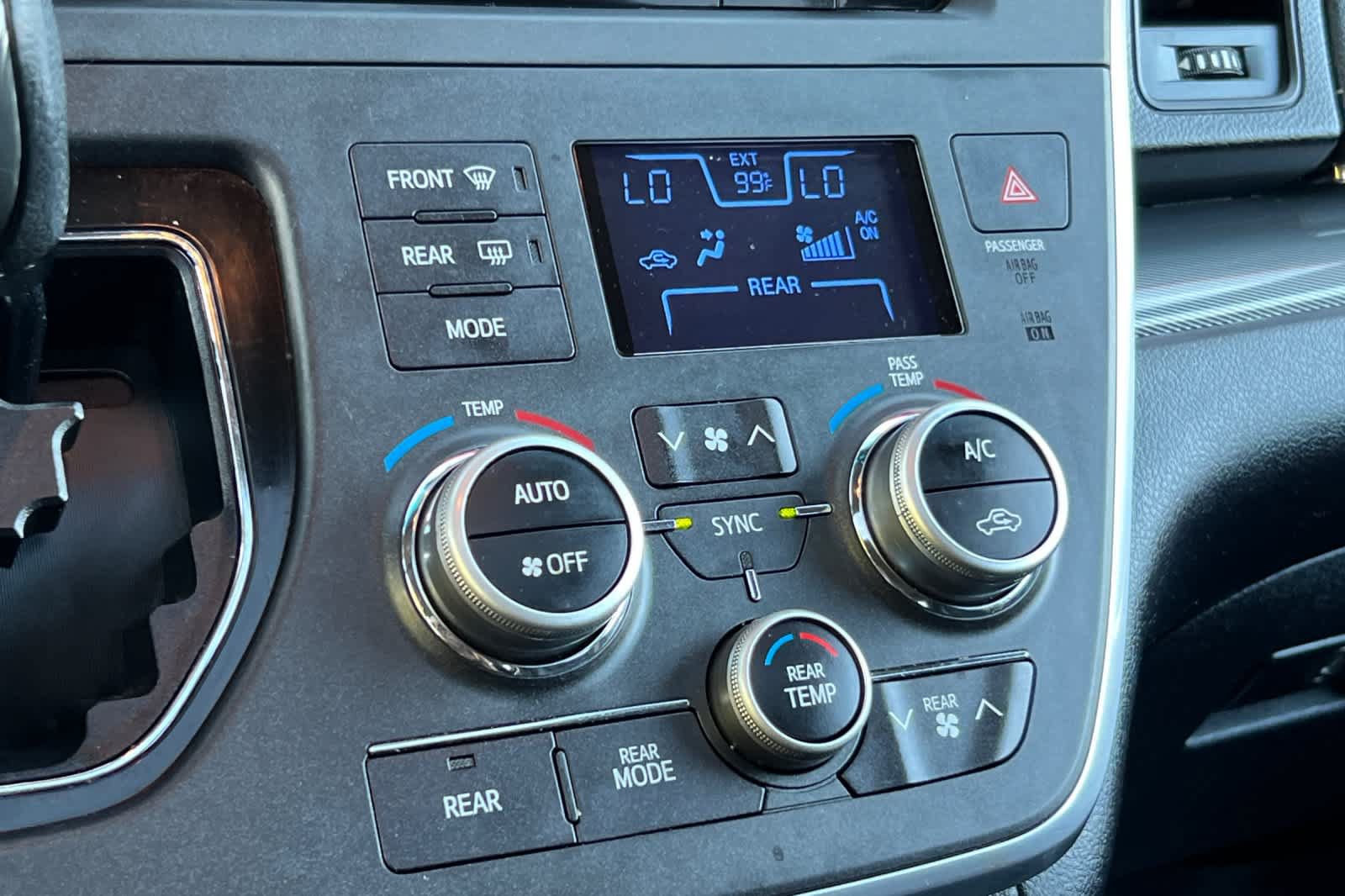 Used 2015 Toyota Sienna SE w/ SE Preferred Package FWD image 24