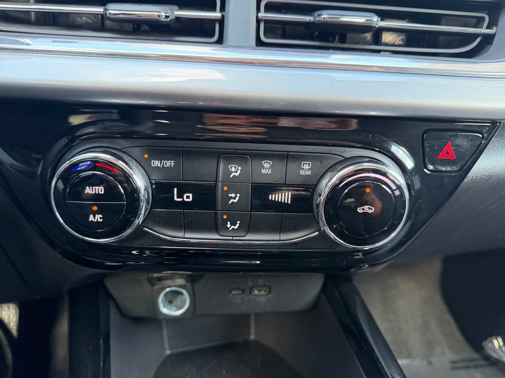 Used 2025 Chevrolet Trax LT FWD image 25