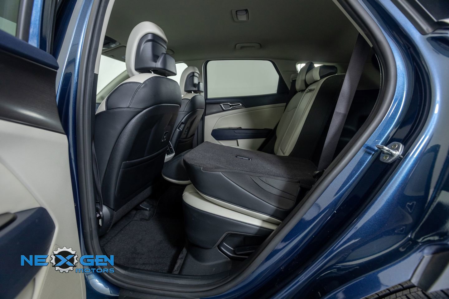 Used 2023 Kia Sportage EX image 28