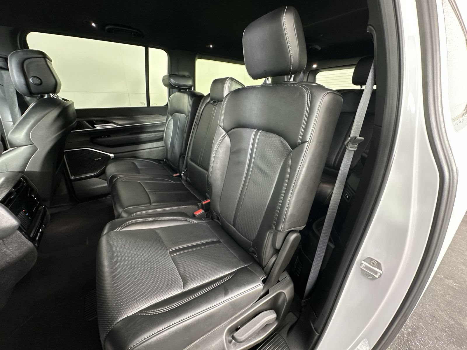 Used 2024 Jeep Wagoneer L Series III w/ Flexible Seating Group AWD/4WD image 22