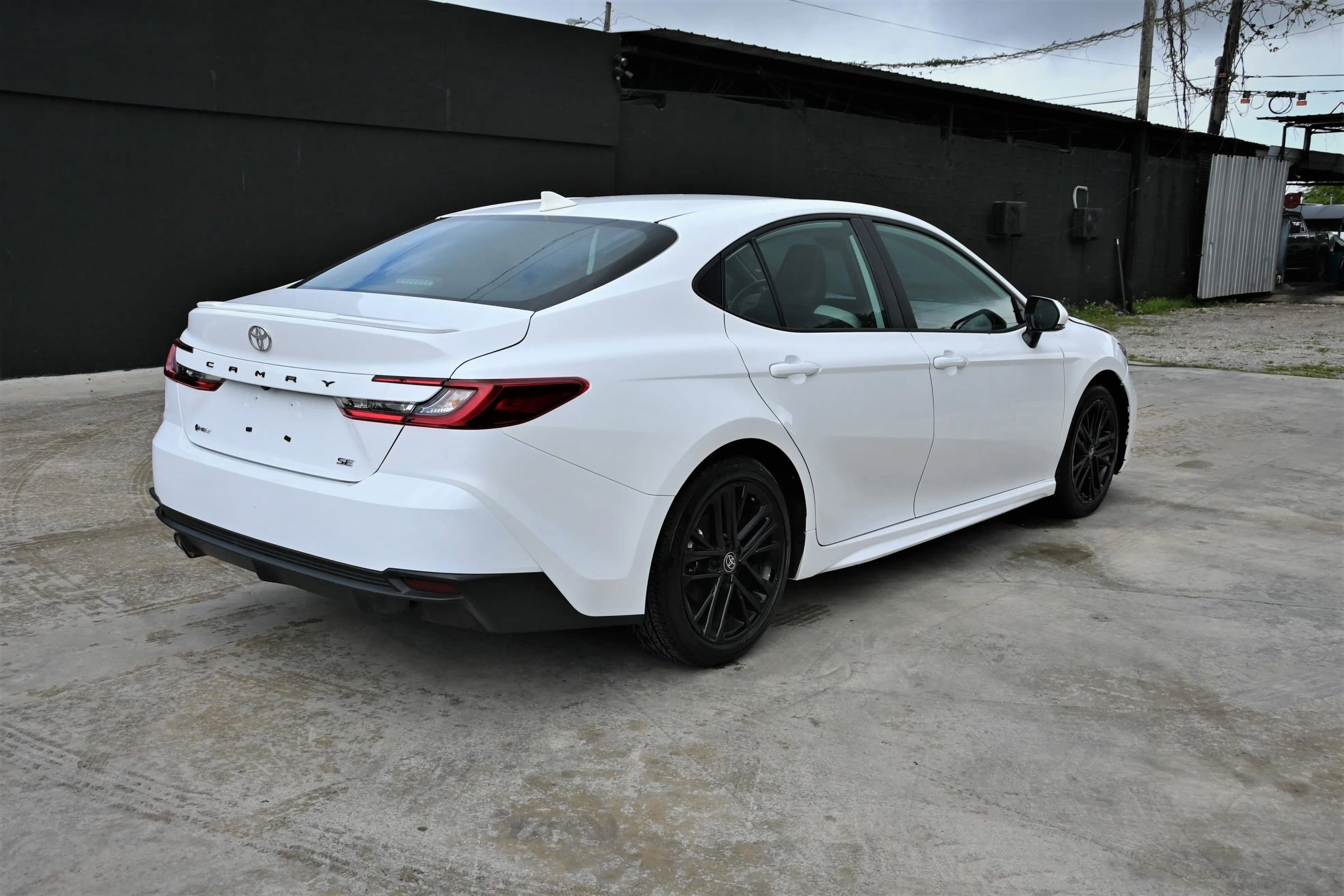 Used 2025 Toyota Camry SE image 3