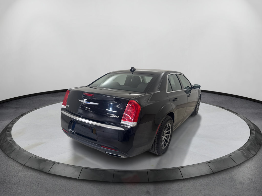 Used 2018 Chrysler 300 Touring RWD image 6