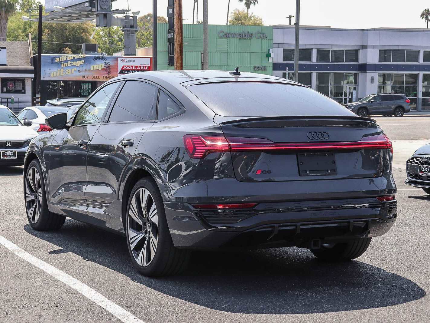 Used 2024 Audi Q8 e-tron Prestige w/ Prestige Package AWD/4WD image 2