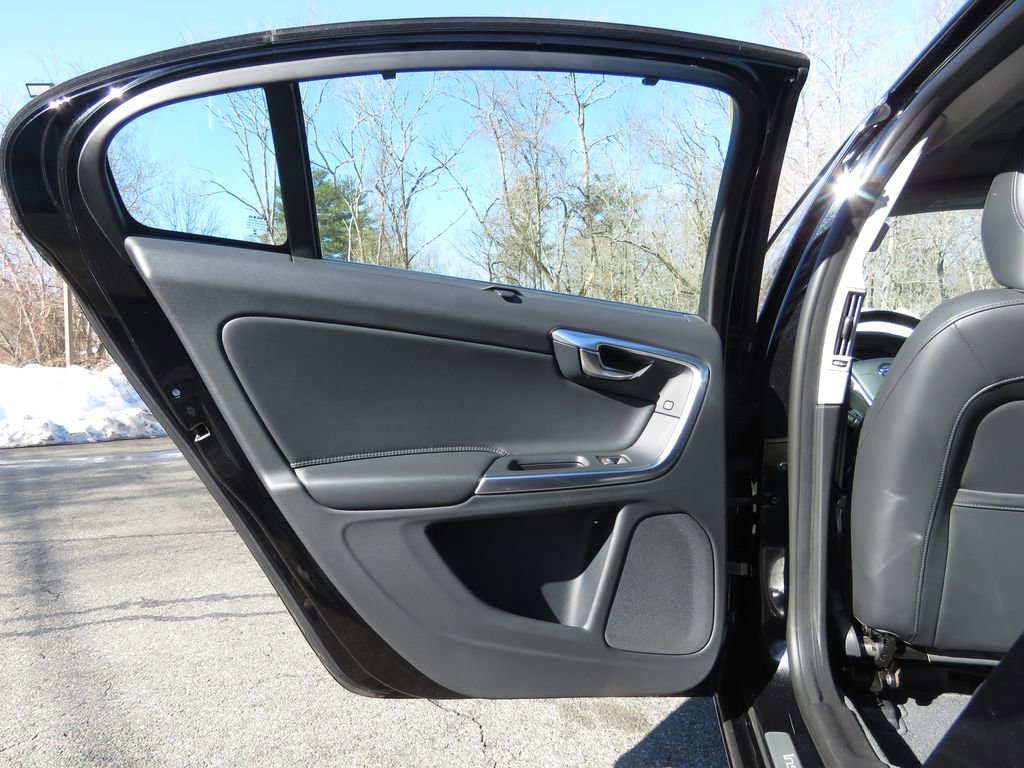 Used 2018 Volvo S60 T5 Inscription image 18