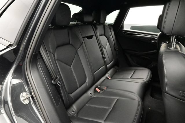 Certified 2025 Porsche Macan AWD/4WD image 16