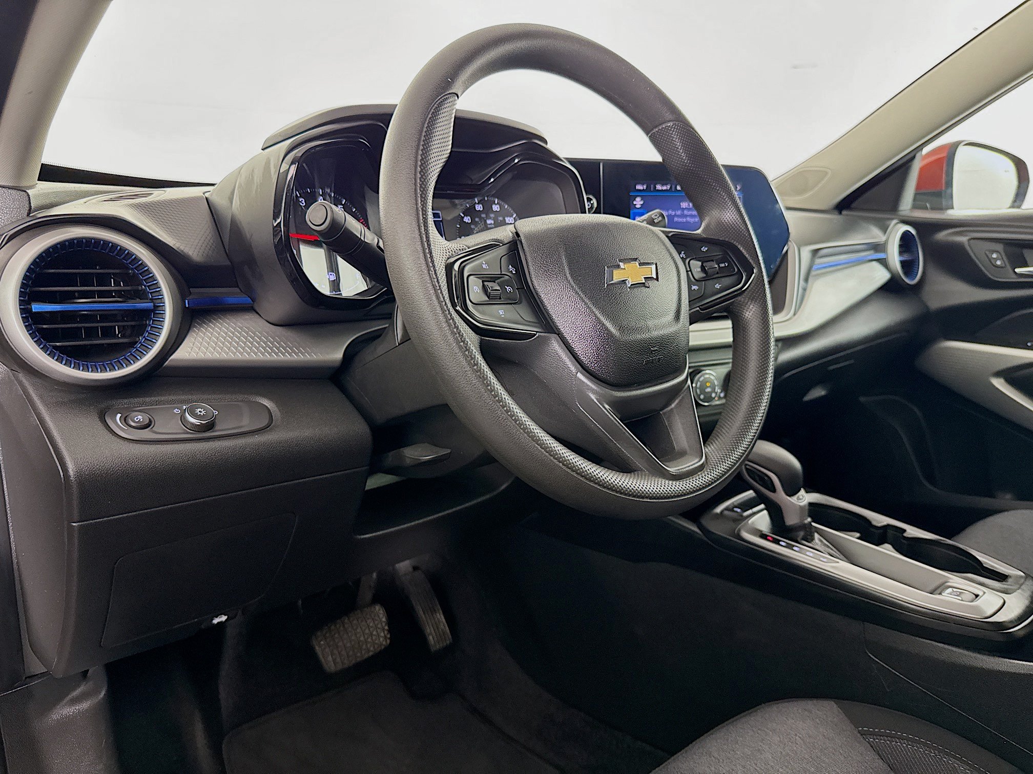 Used 2024 Chevrolet Trax LS w/ LS Convenience Package FWD image 20