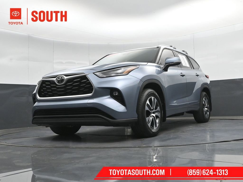 Used 2022 Toyota Highlander XLE AWD/4WD image 47