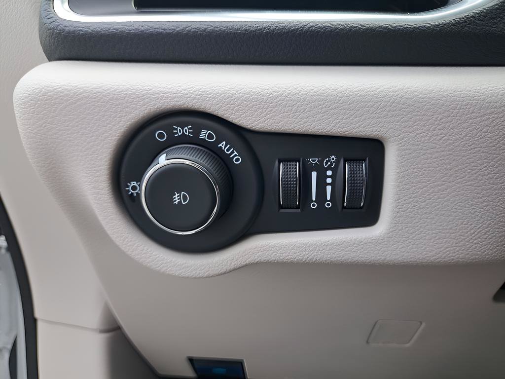 Used 2024 Chrysler Pacifica Limited FWD image 29