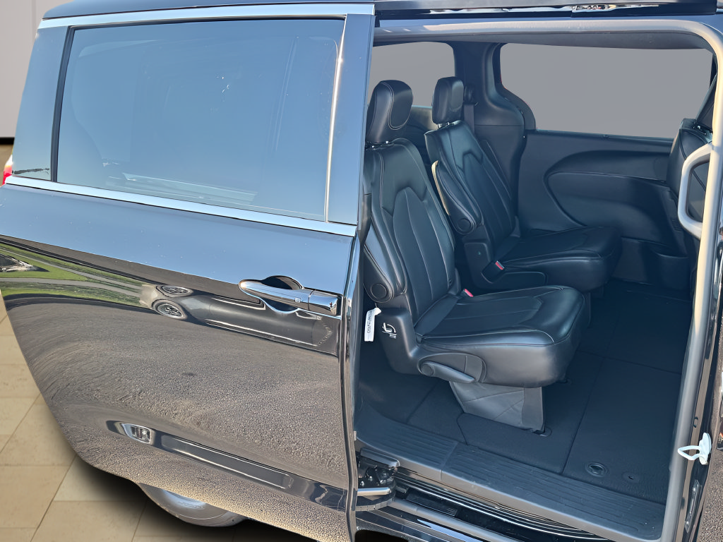 Used 2025 Chrysler Pacifica Select FWD image 27