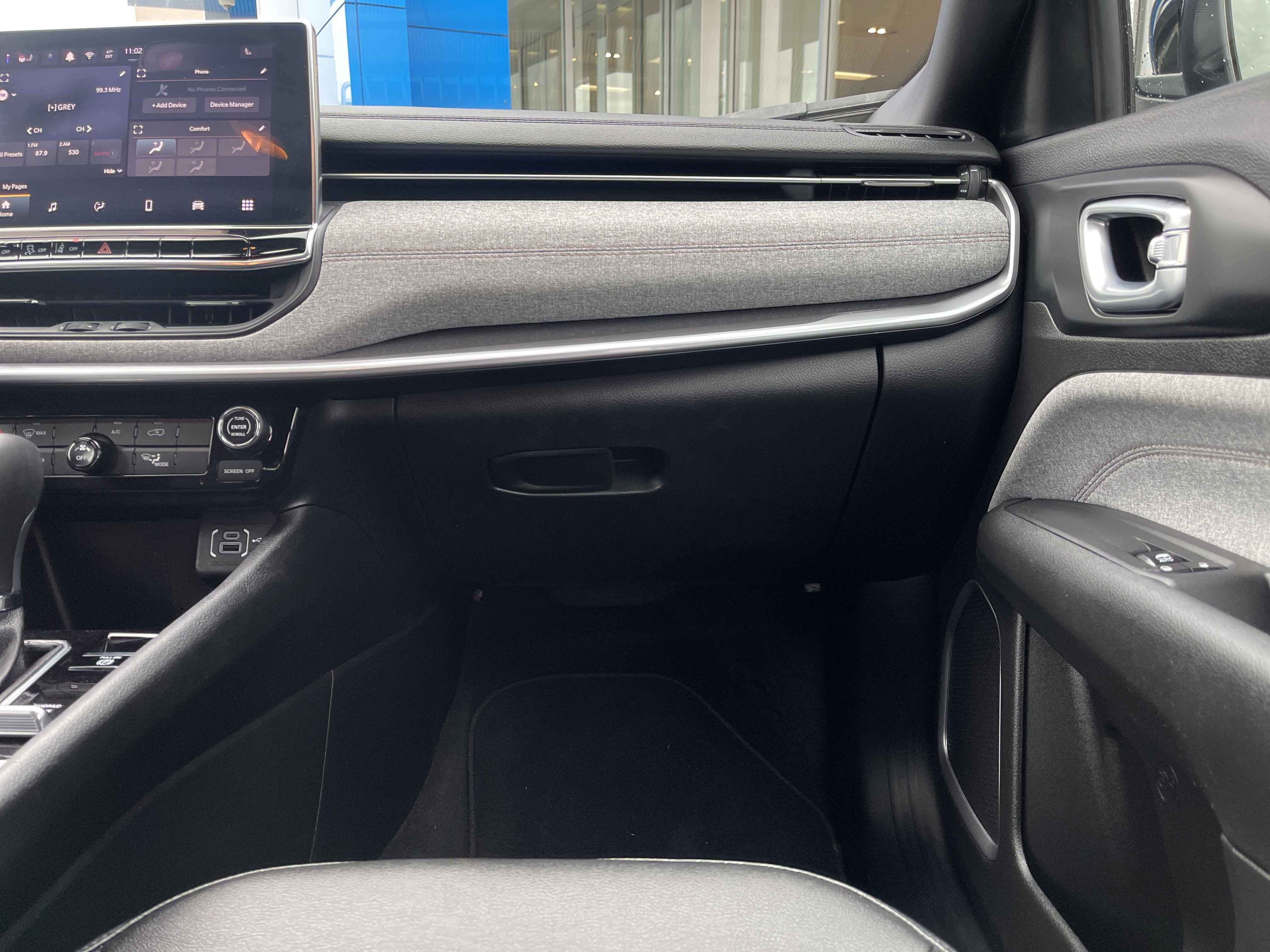 Used 2024 Jeep Compass Latitude image 32