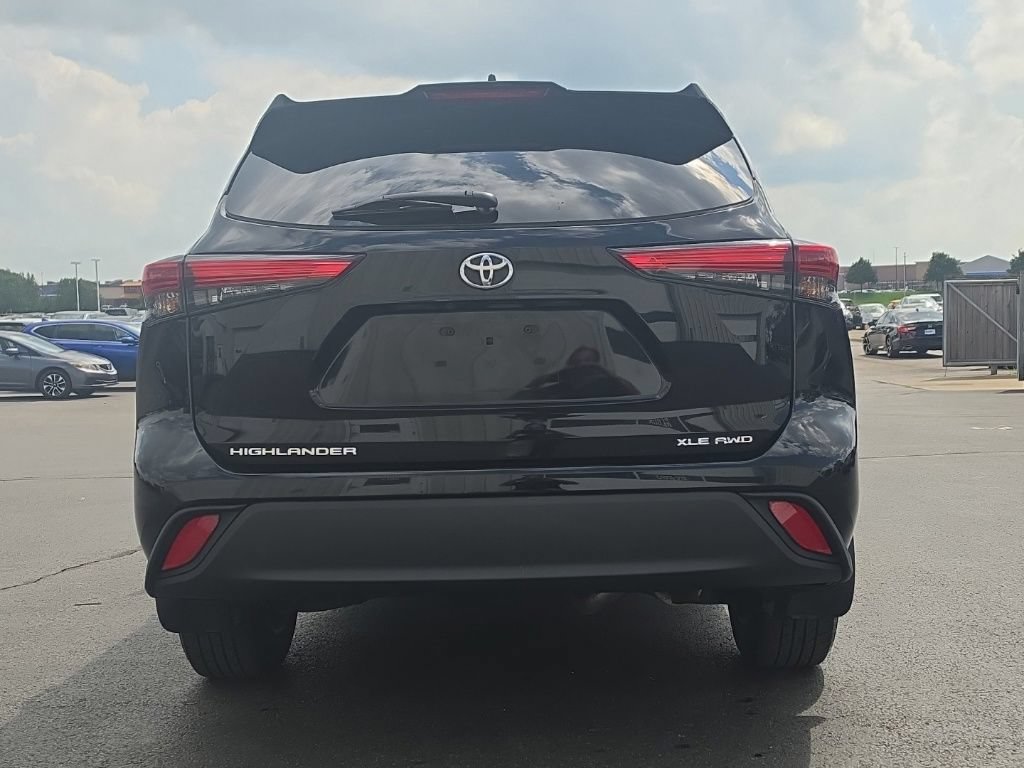 Used 2021 Toyota Highlander XLE AWD/4WD image 6