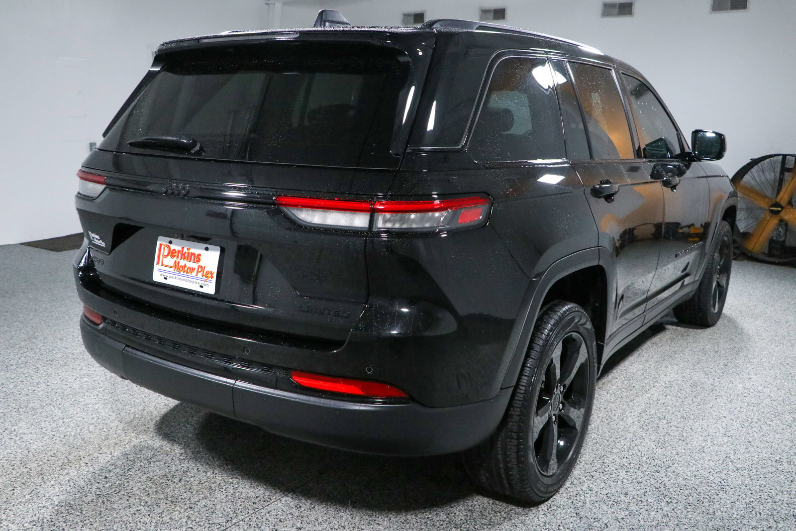Used 2023 Jeep Grand Cherokee Limited w/ Black Appearance Package AWD/4WD image 7