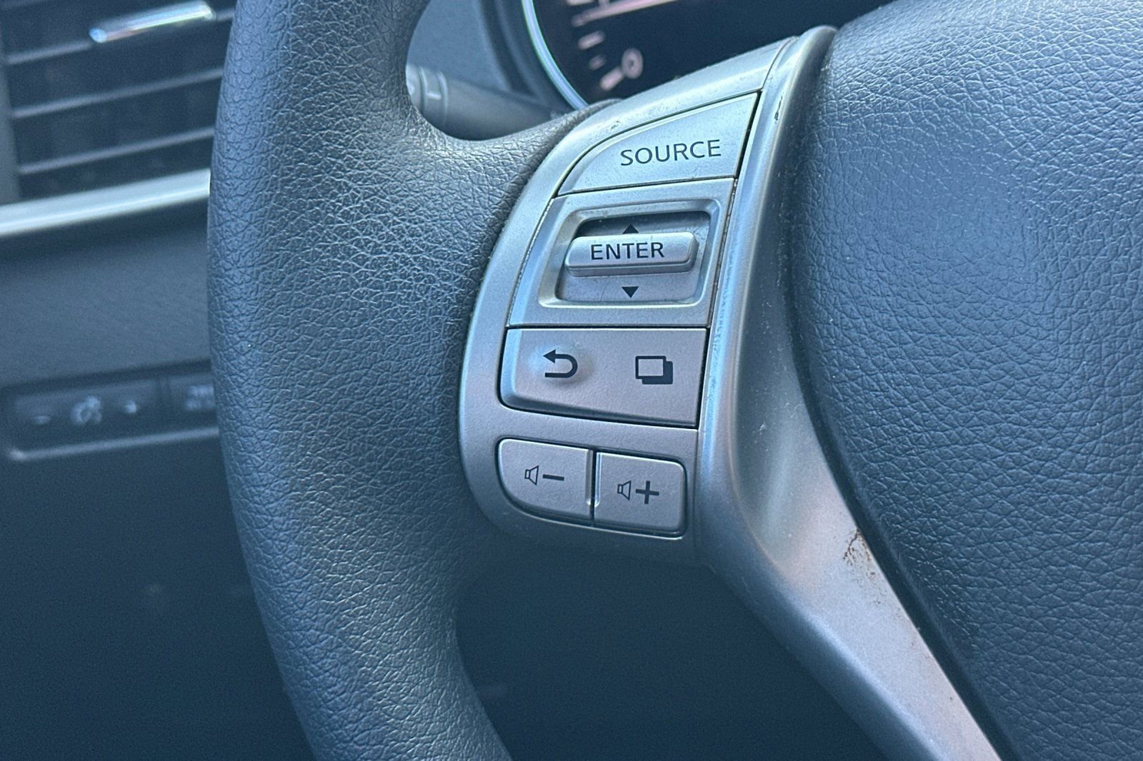 Used 2014 Nissan Rogue SV w/ SV Premium Package image 30