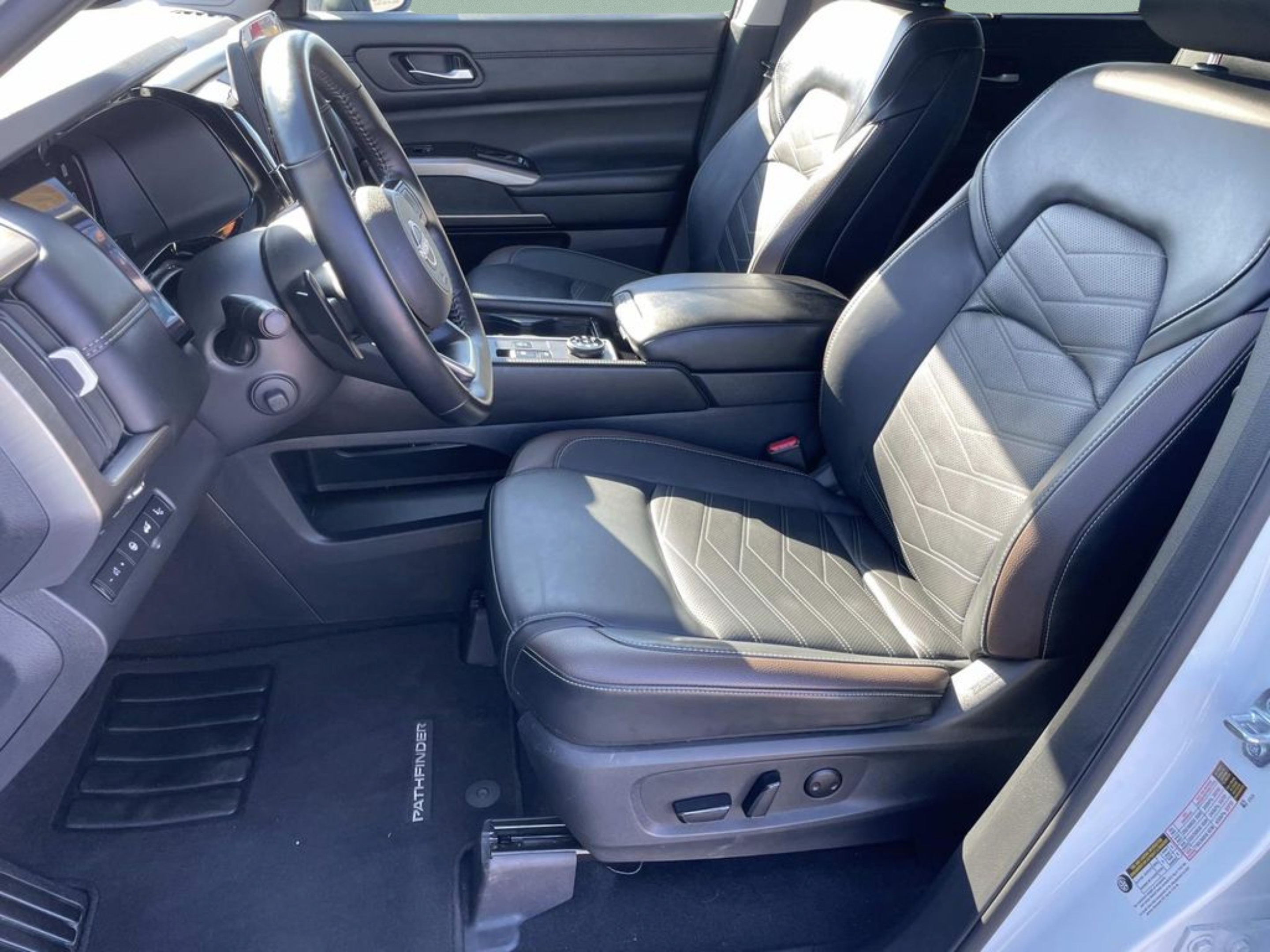 Used 2025 Nissan Pathfinder Platinum AWD/4WD image 23