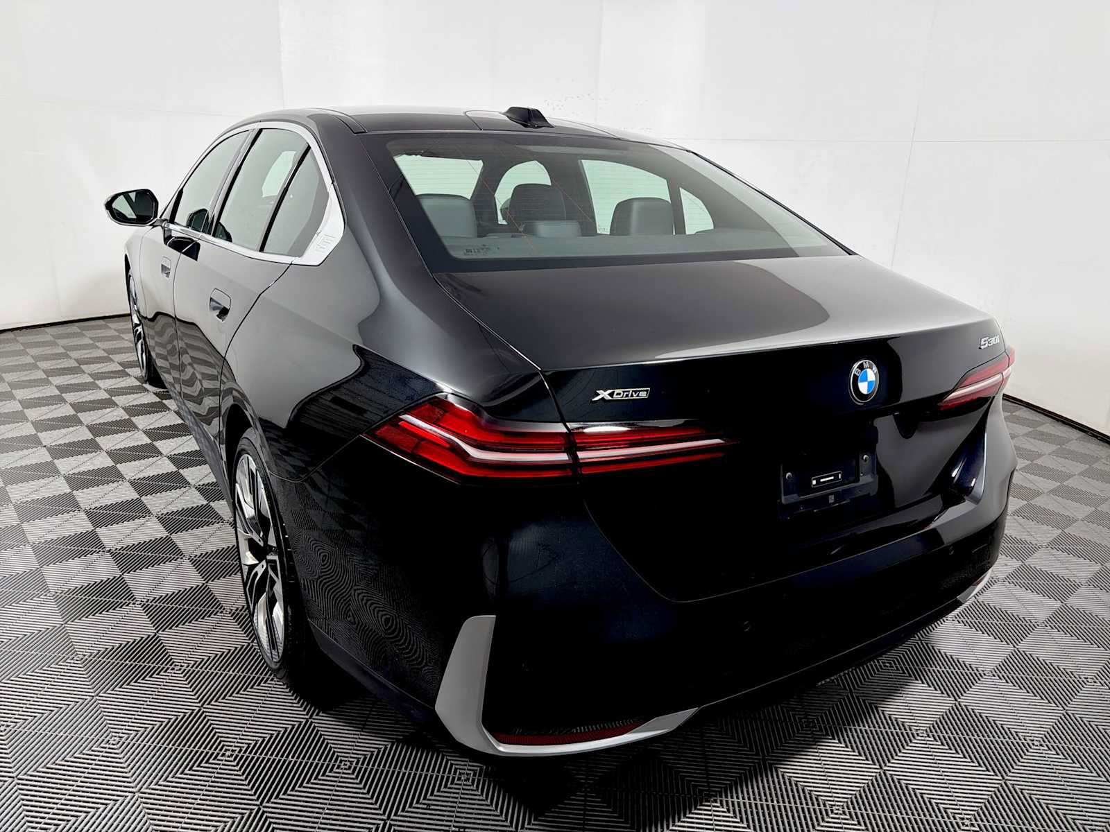Used 2024 BMW 530i xDrive w/ Premium Package AWD/4WD image 5