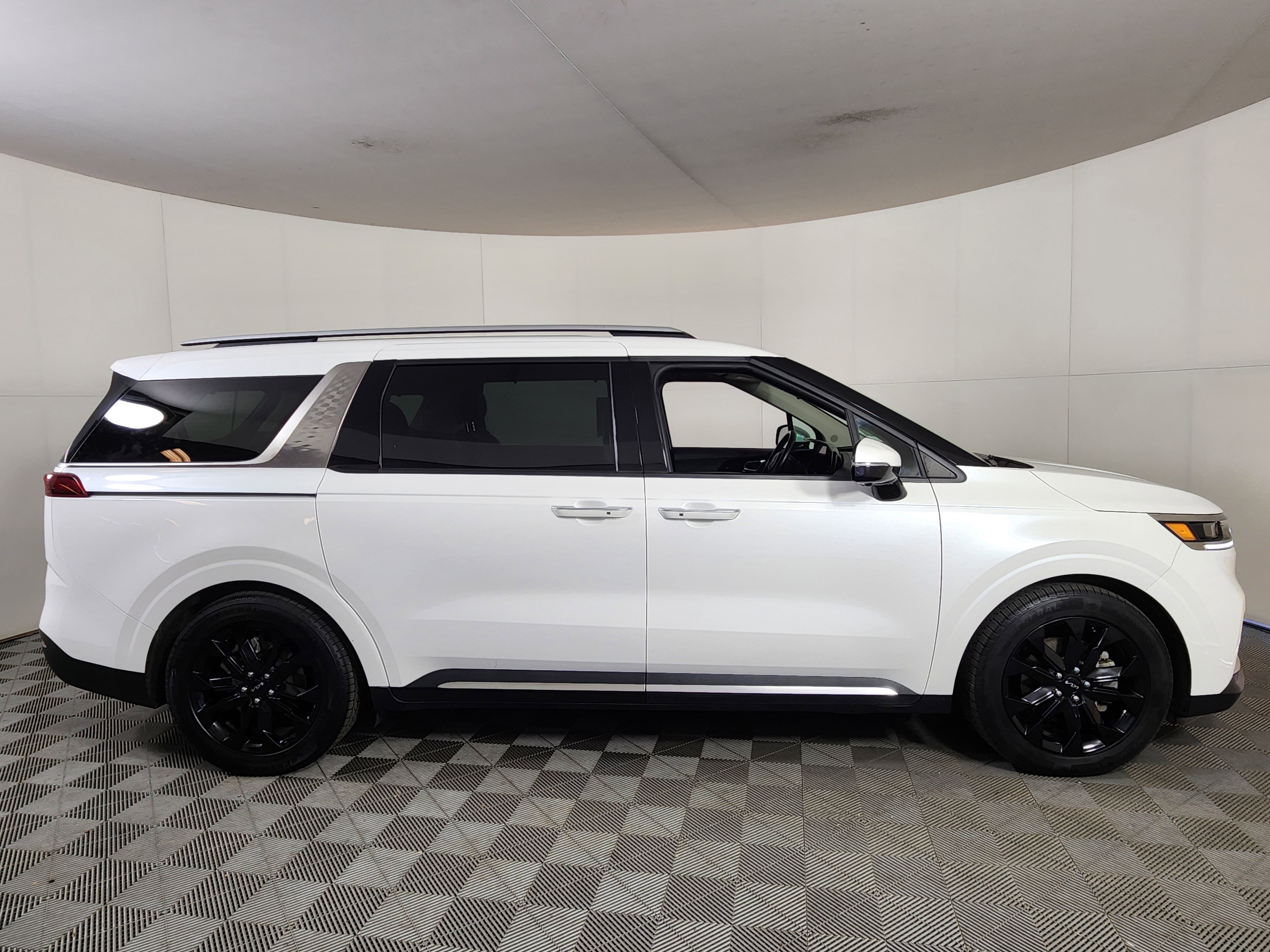 Used 2023 Kia Carnival SX Prestige FWD image 8