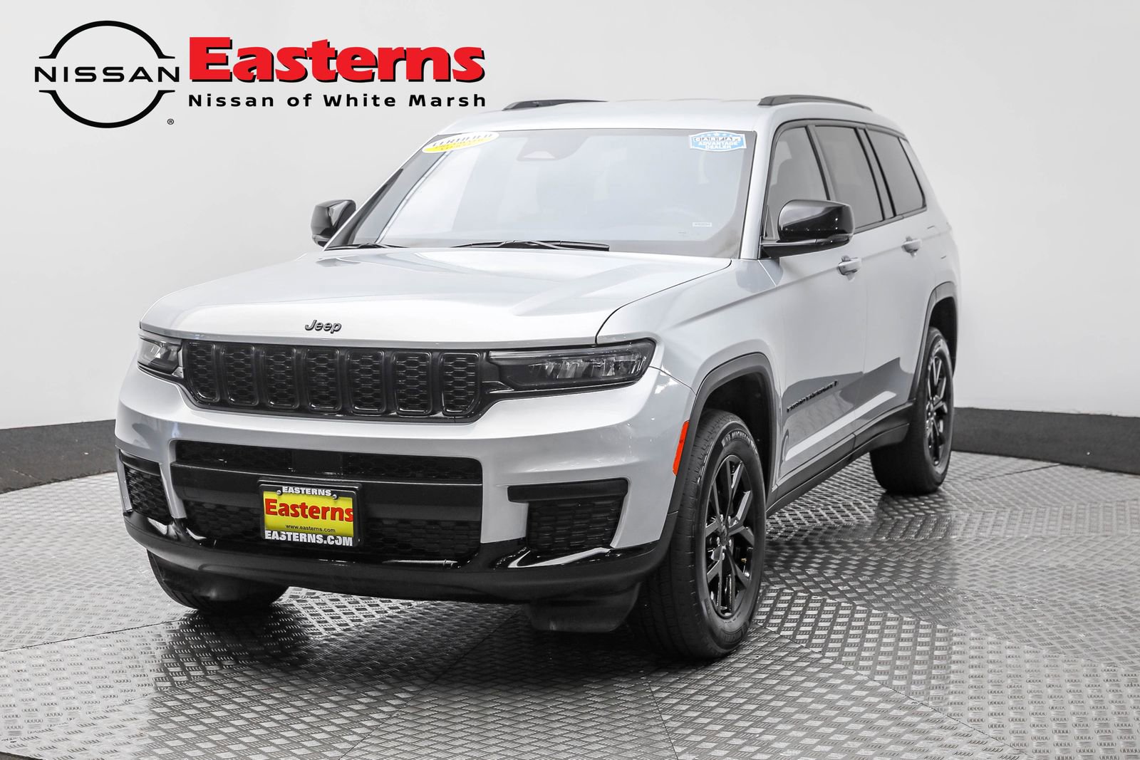 Used 2024 Jeep Grand Cherokee L Laredo image 2