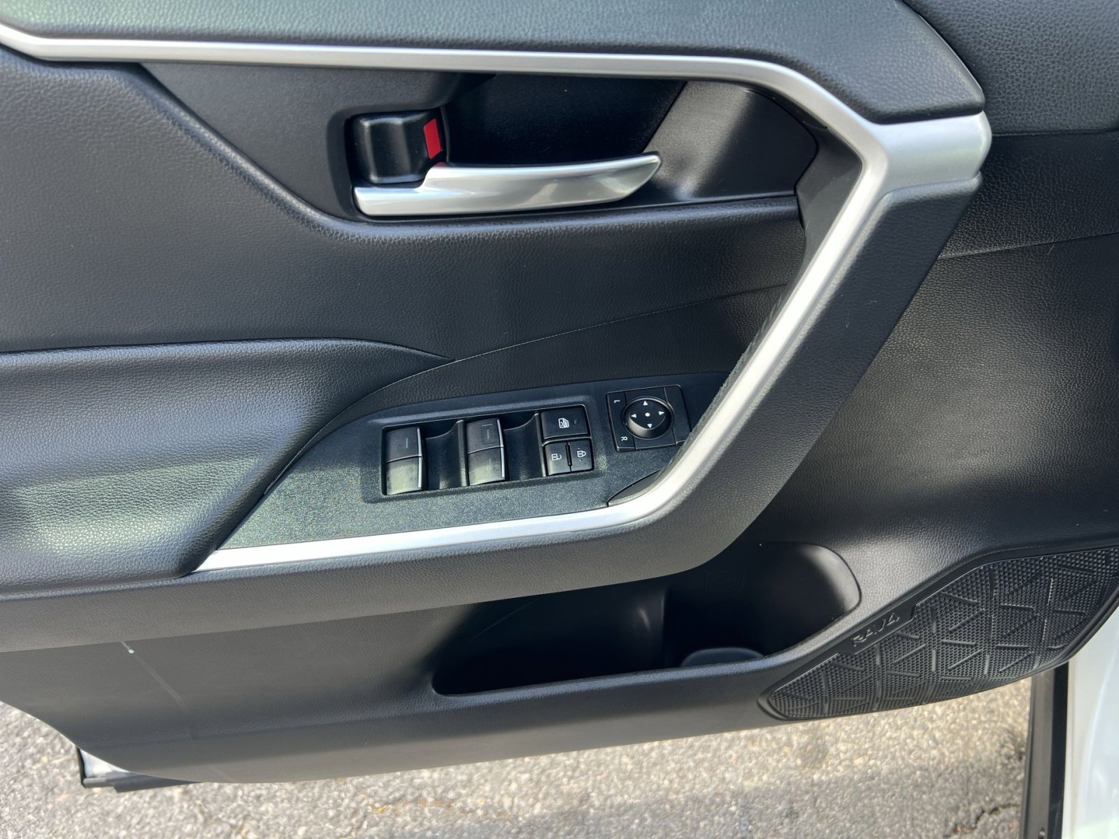 Used 2022 Toyota RAV4 XLE AWD/4WD image 23