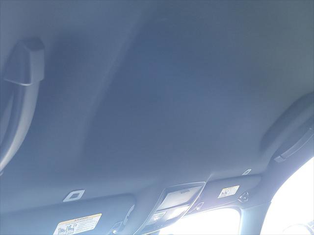 Used 2017 Dodge Challenger R/T w/ Driver Convenience Group RWD image 17