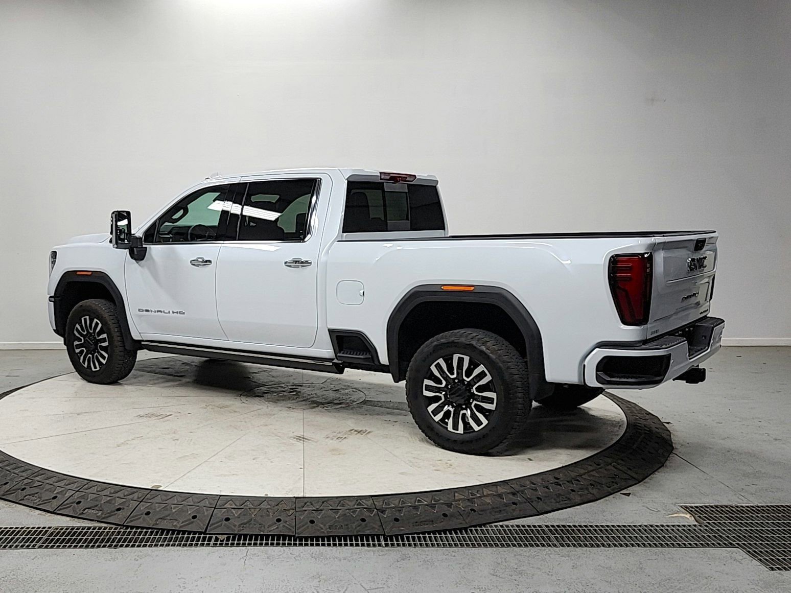 Used 2026 GMC Sierra 2500 Denali Ultimate image 5