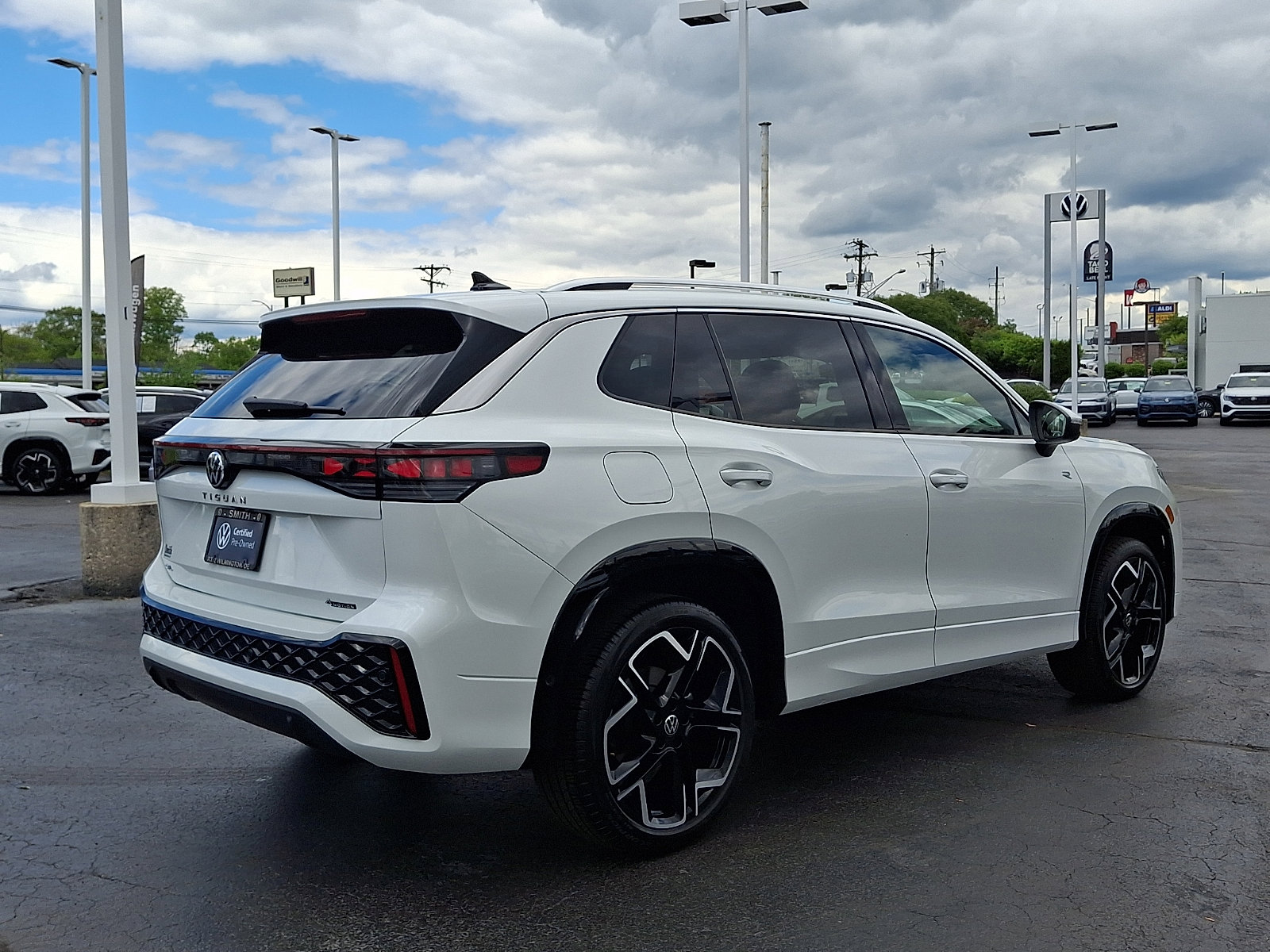 Certified 2025 Volkswagen Tiguan SEL R-Line AWD/4WD image 6