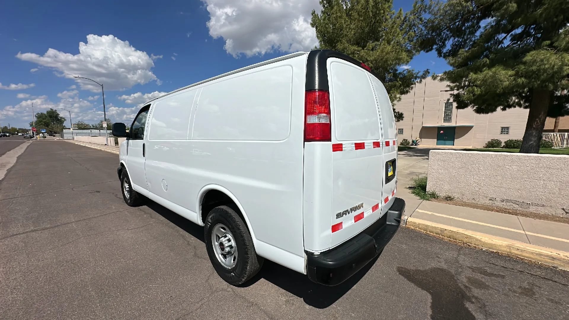Used 2022 GMC Savana 2500 RWD image 2