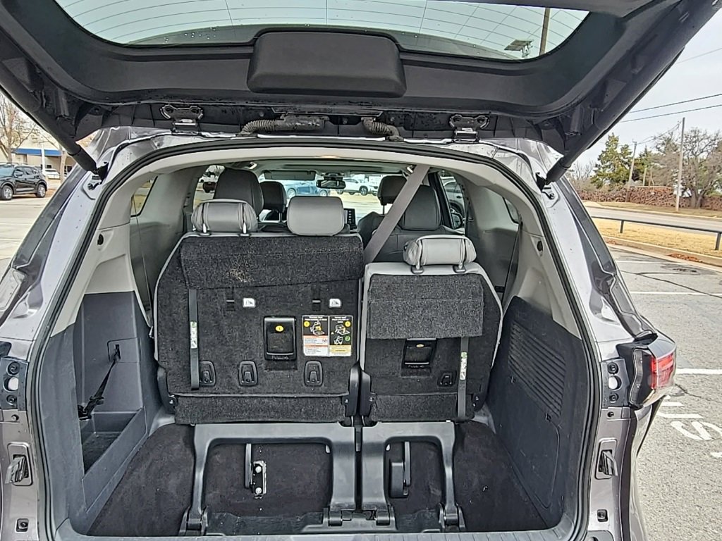 Used 2024 Toyota Sienna XLE image 25