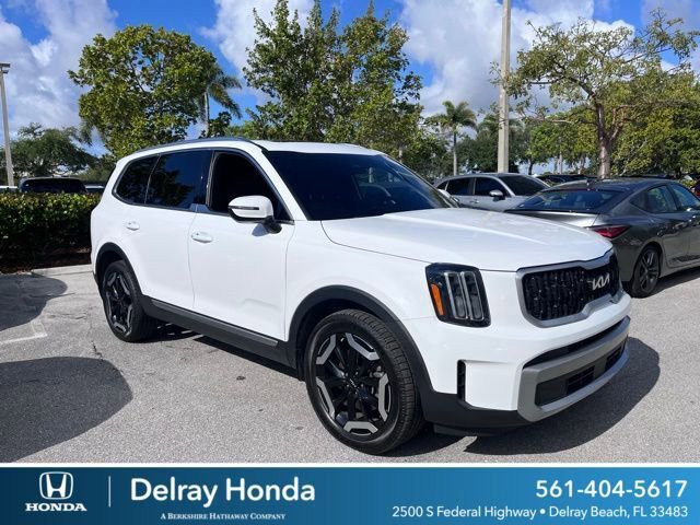 Used 2023 Kia Telluride EX w/ EX Captain's Chair Package FWD image 1