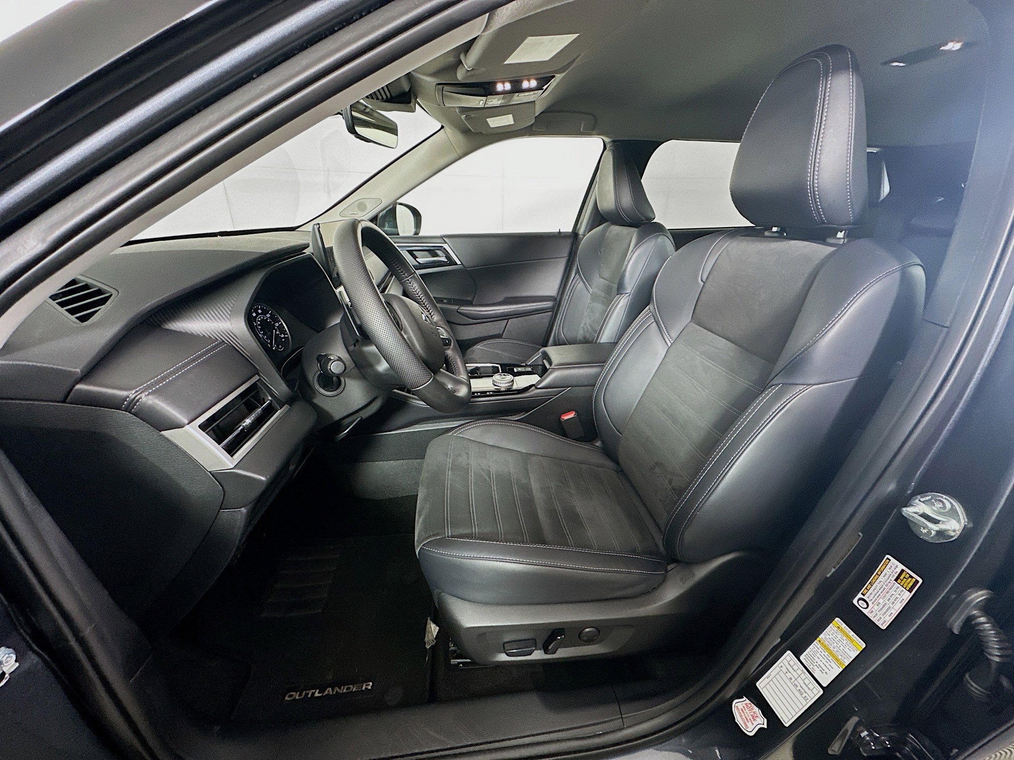 Used 2025 Mitsubishi Outlander SE image 13