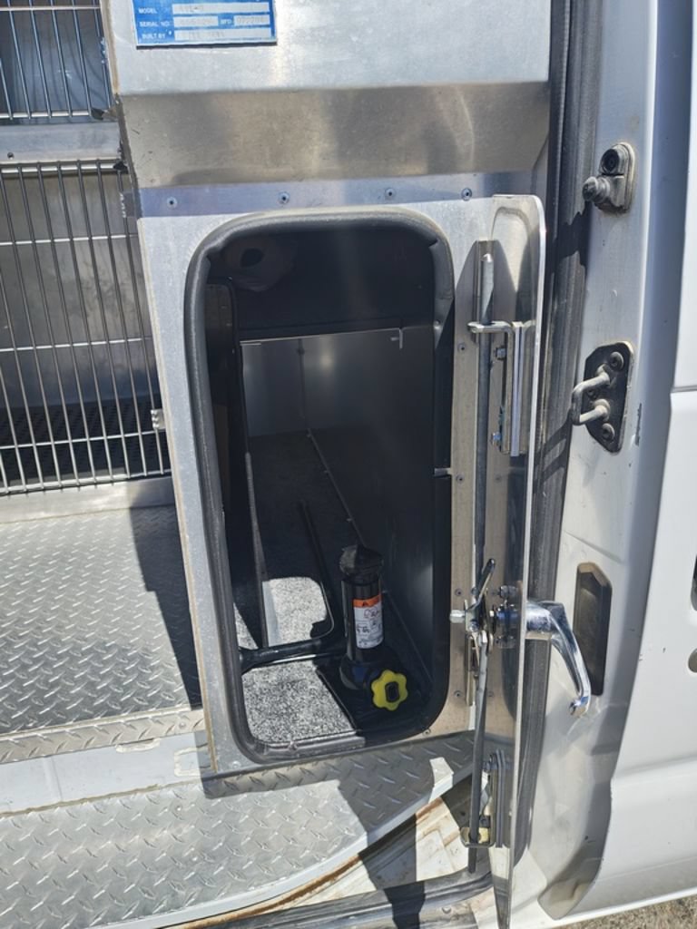 Used 2004 Ford E-250 and Econoline 250 RWD image 7