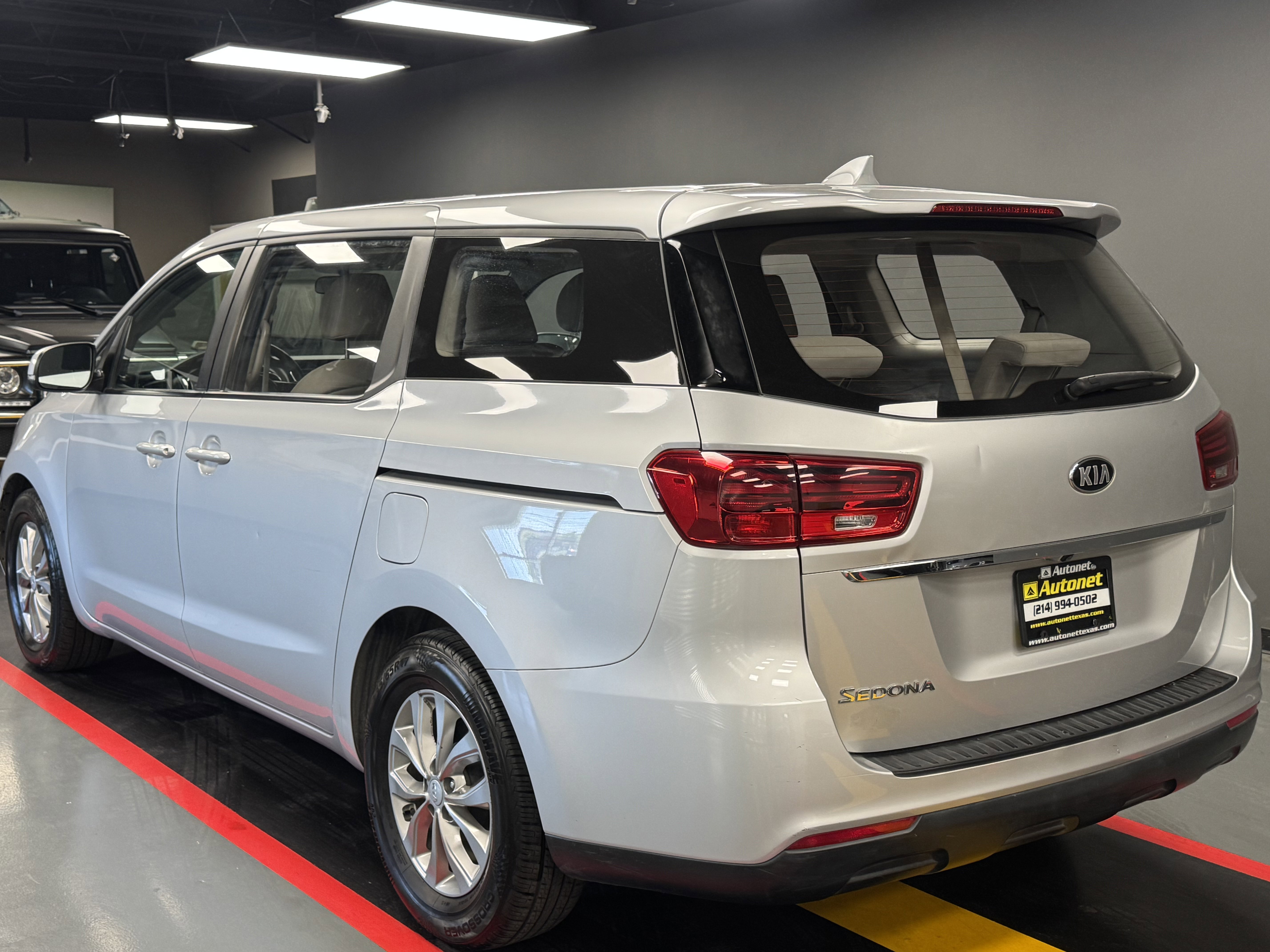 Used 2019 Kia Sedona L FWD image 4