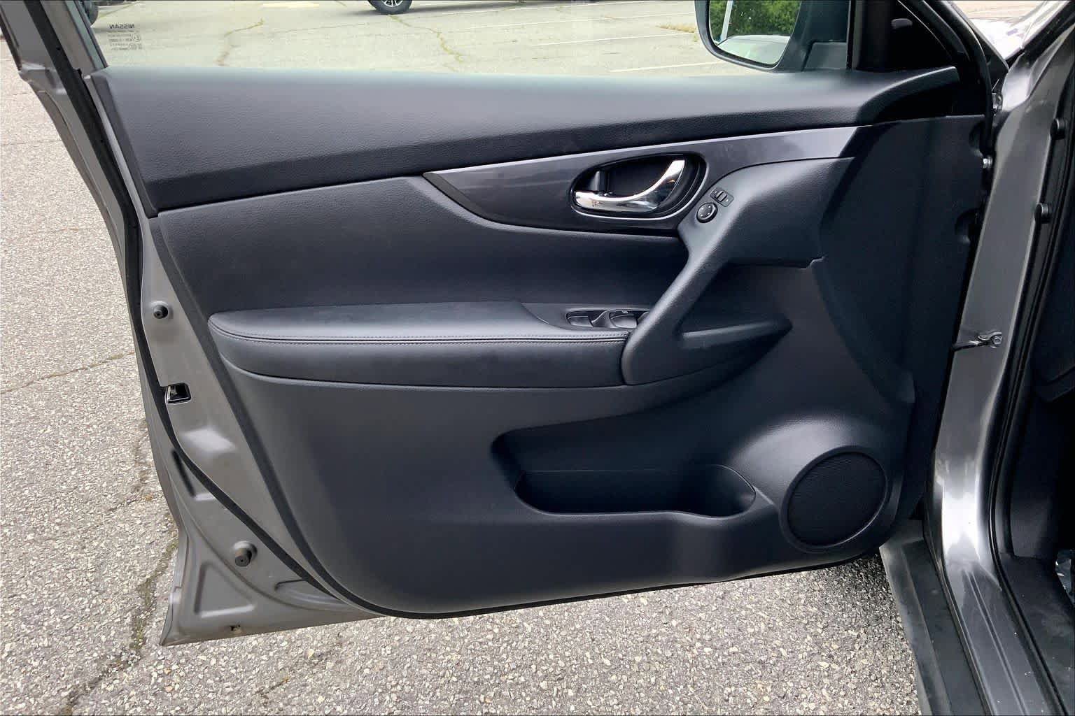 Used 2019 Nissan Rogue SV FWD image 21