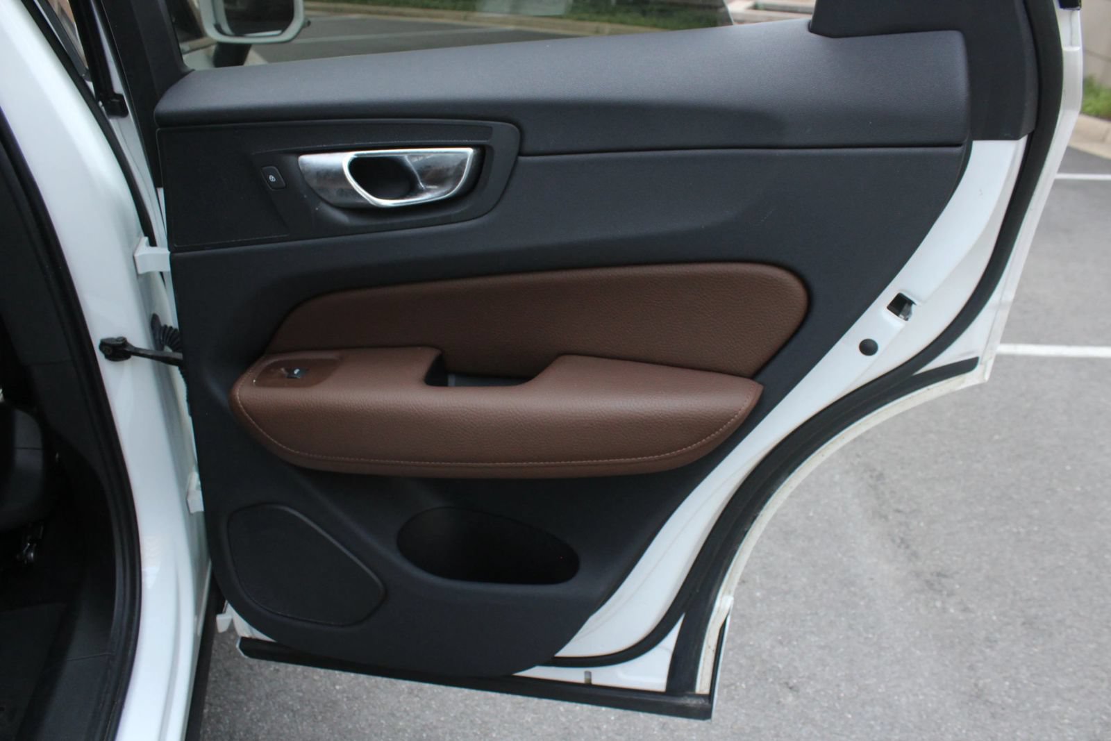 Used 2019 Volvo XC60 T5 Momentum w/ Multimedia Package AWD/4WD image 25