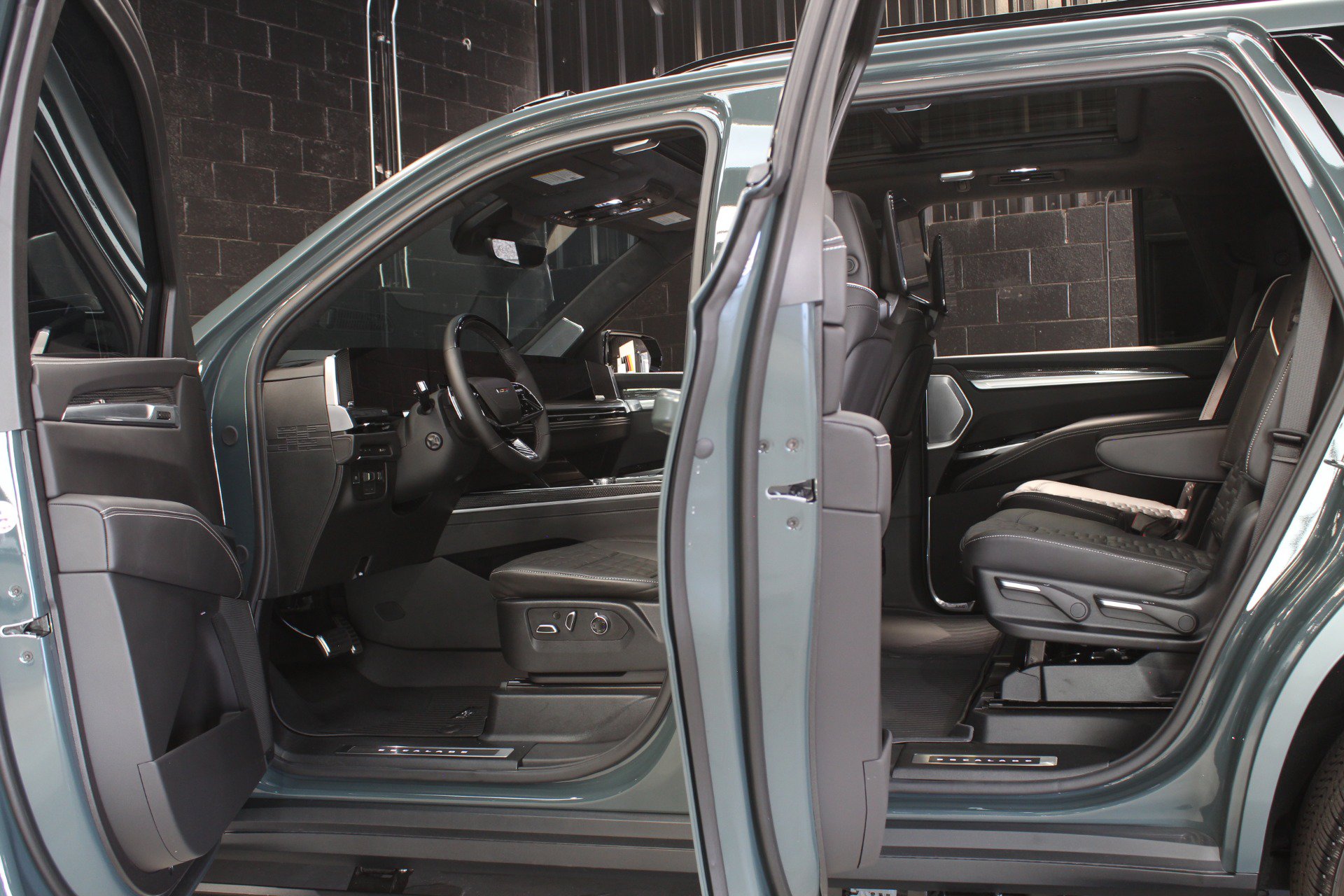 Used 2026 Cadillac Escalade V w/ LPO, ONYX Package AWD/4WD image 36