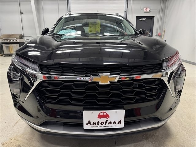 Used 2025 Chevrolet Trax LT w/ LT Convenience Package FWD image 2
