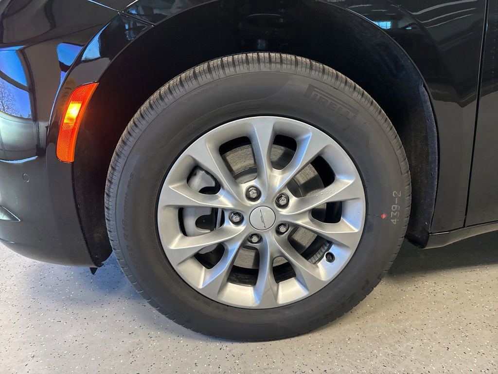 New 2027 Chrysler Pacifica Select AWD/4WD image 2