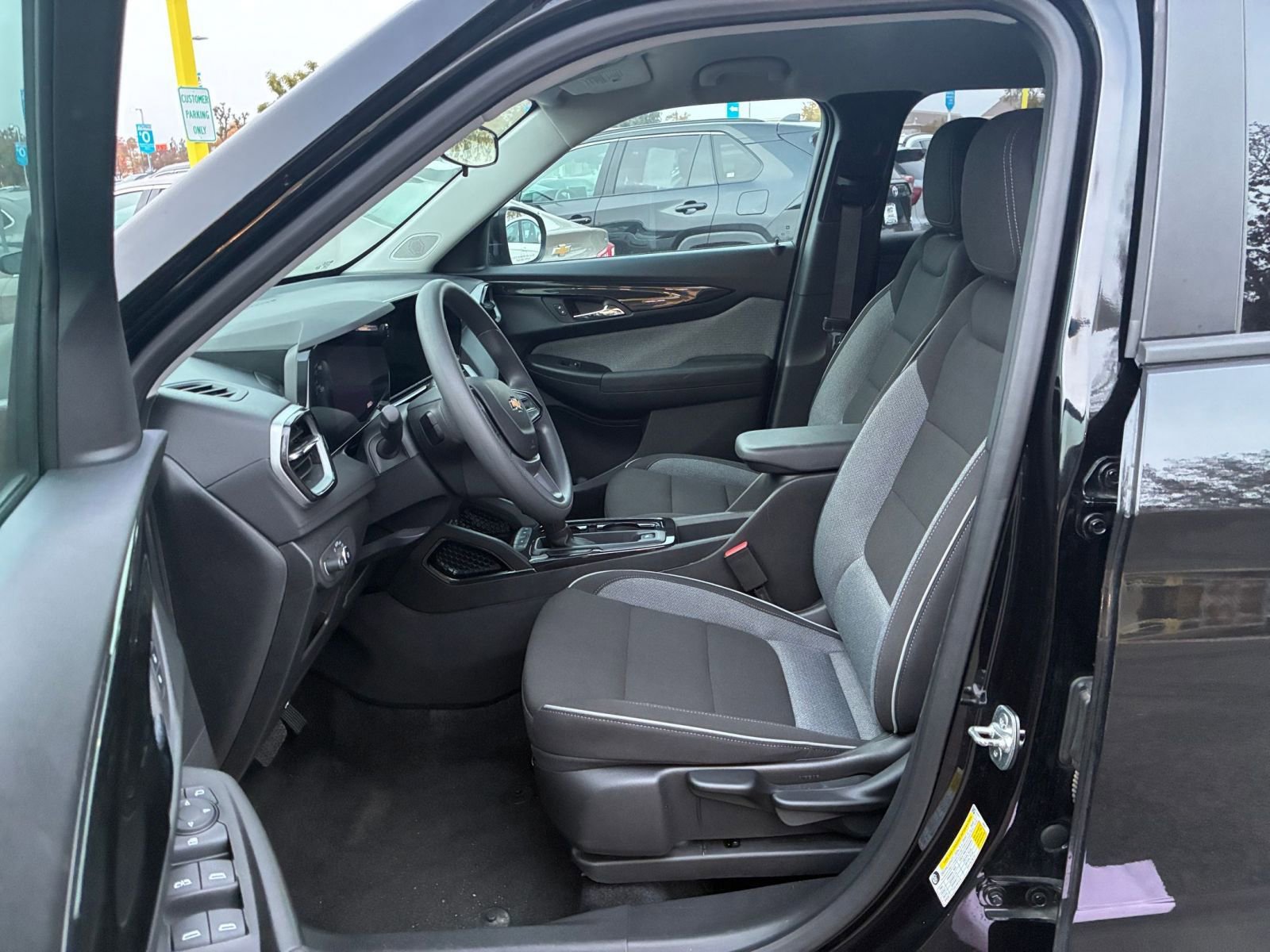 Used 2025 Chevrolet TrailBlazer LT image 24