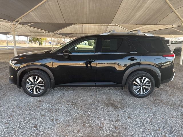Used 2024 Nissan Pathfinder SL w/ Black Appearance Package image 4
