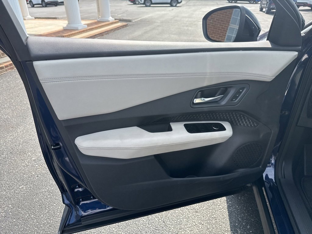 Used 2023 Nissan Ariya FWD image 12