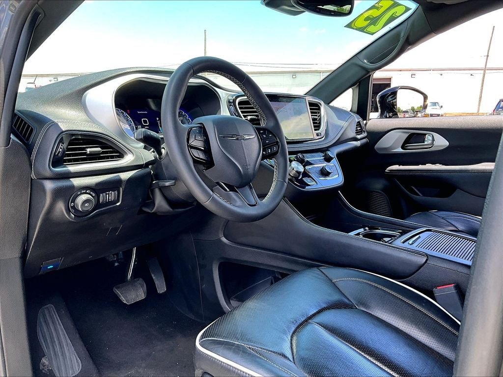 Used 2025 Chrysler Pacifica Limited FWD image 8