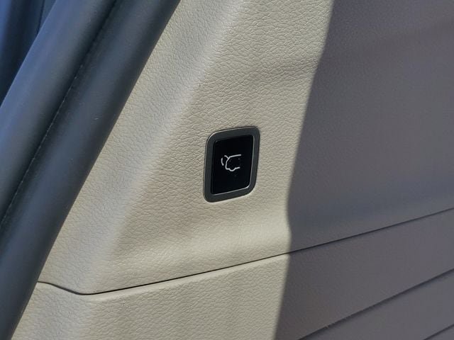 Used 2023 Chrysler Pacifica Touring-L FWD image 10