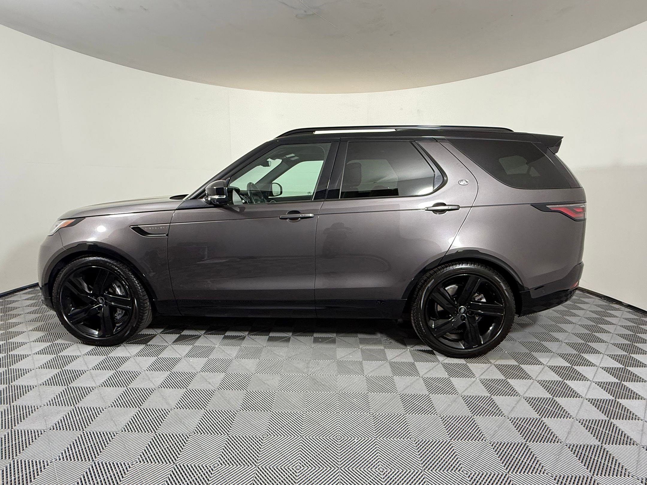 Used 2023 Land Rover Discovery S R-Dynamic image 2