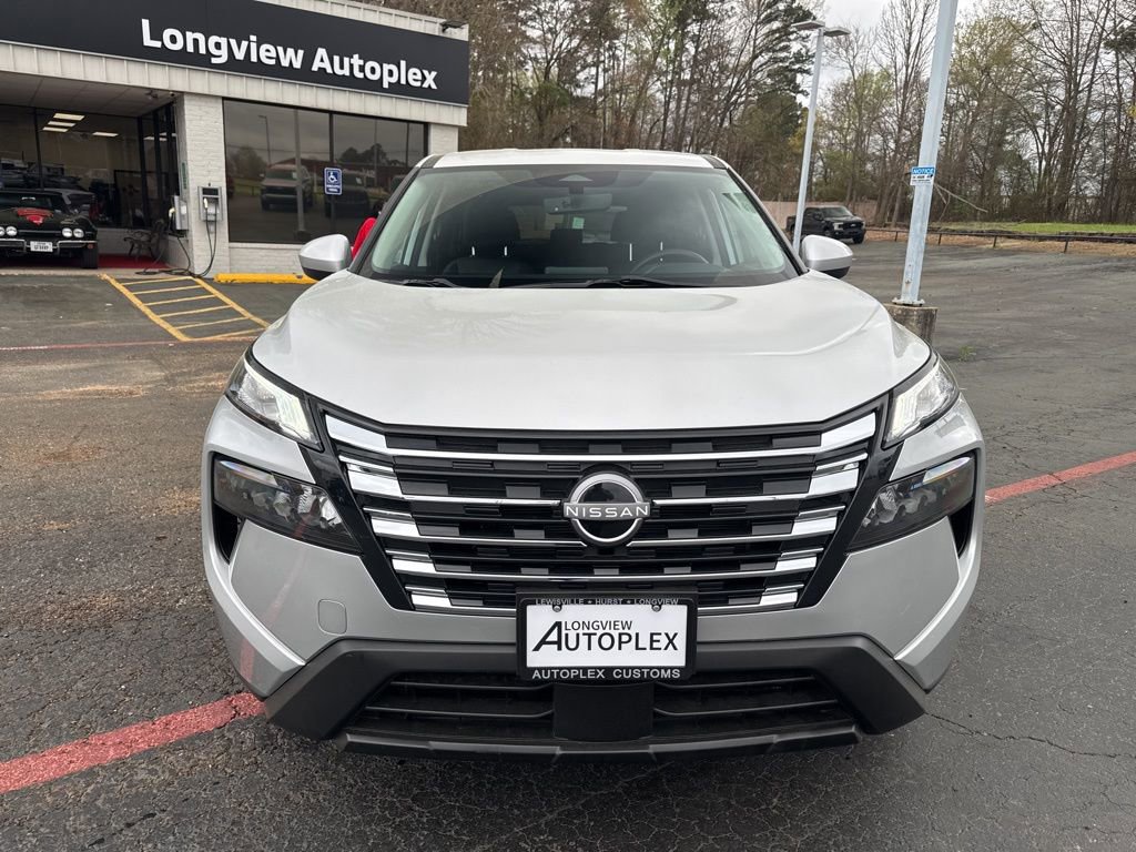 Used 2024 Nissan Rogue SV image 3