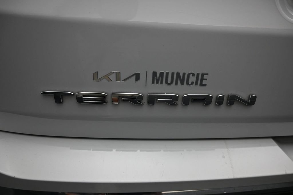 Used 2024 GMC Terrain SLT w/ Infotainment Package II FWD image 10
