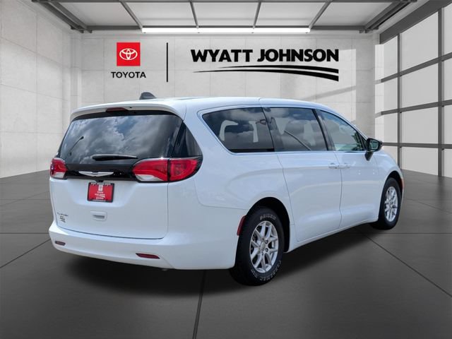Used 2024 Chrysler Voyager LX FWD image 5