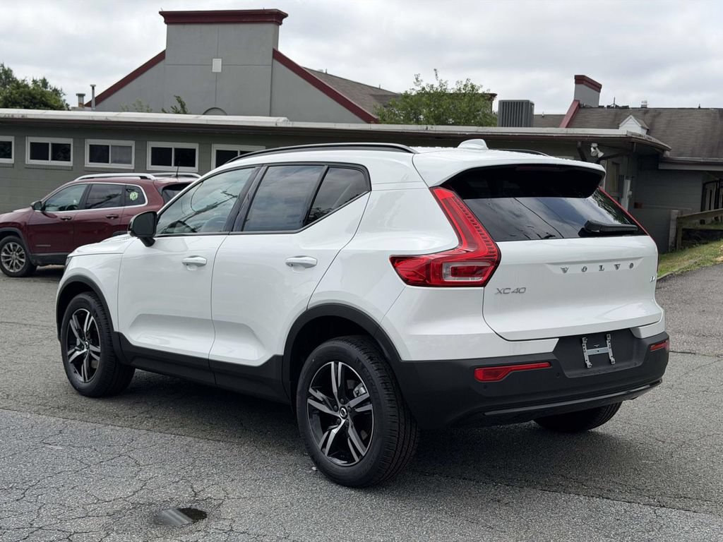 New 2026 Volvo XC40 B4 Core w/ Climate Package FWD image 21