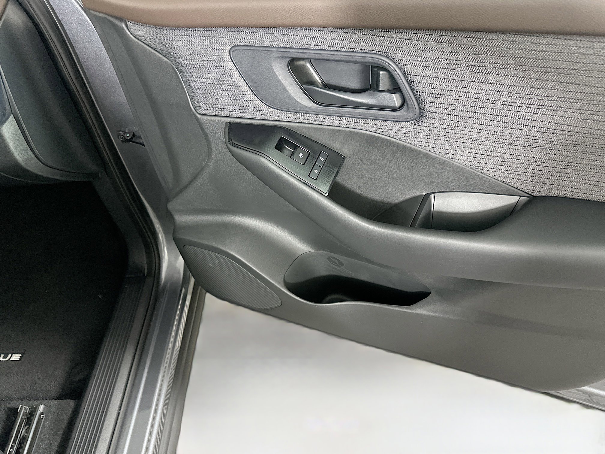 Used 2023 Nissan Rogue S AWD/4WD image 30