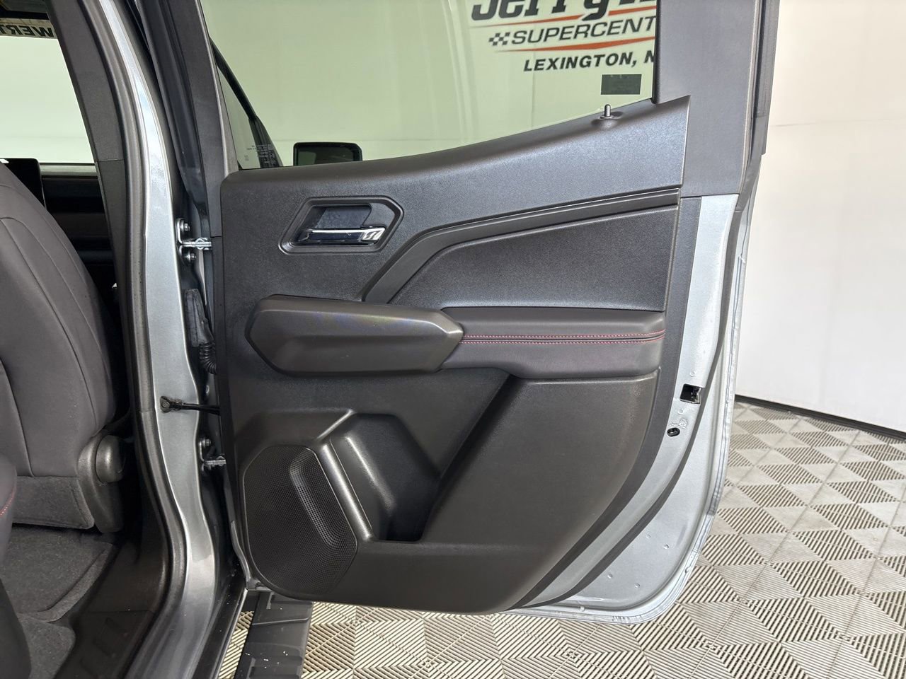 Used 2025 Chevrolet Colorado Z71 w/ Midnight Edition image 20