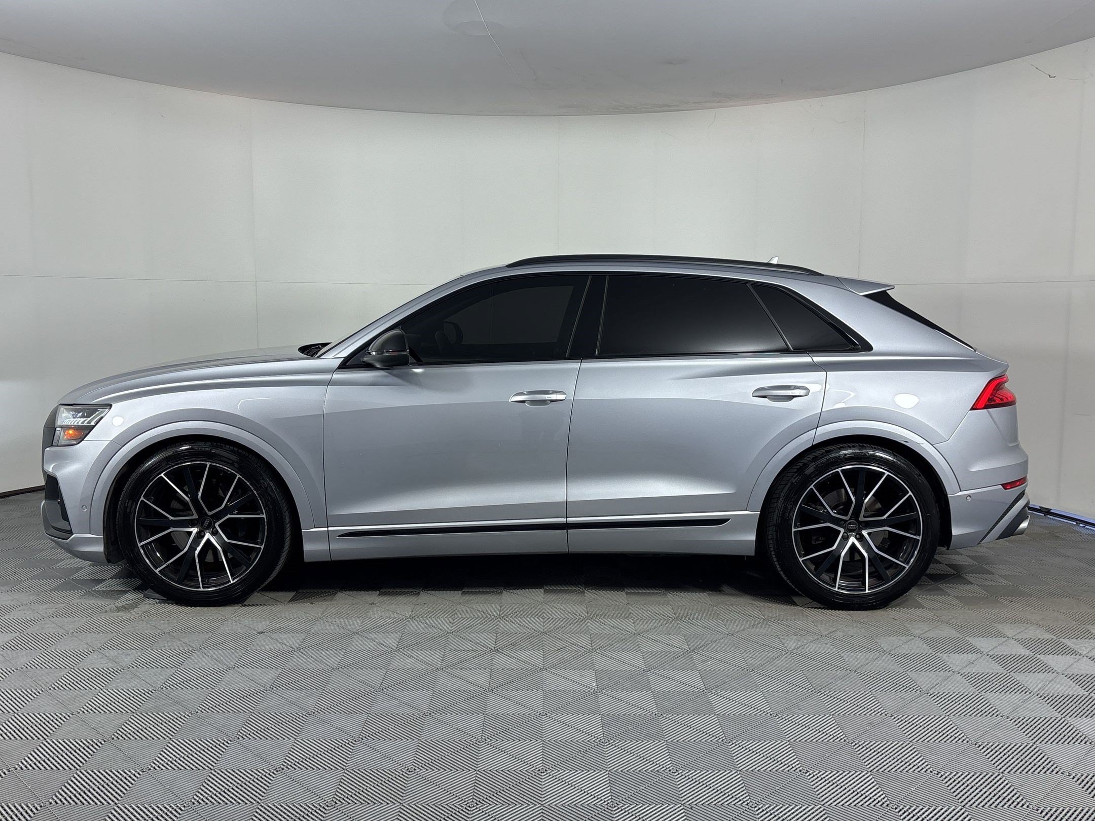 Used 2020 Audi SQ8 Prestige w/ Prestige Package AWD/4WD image 2