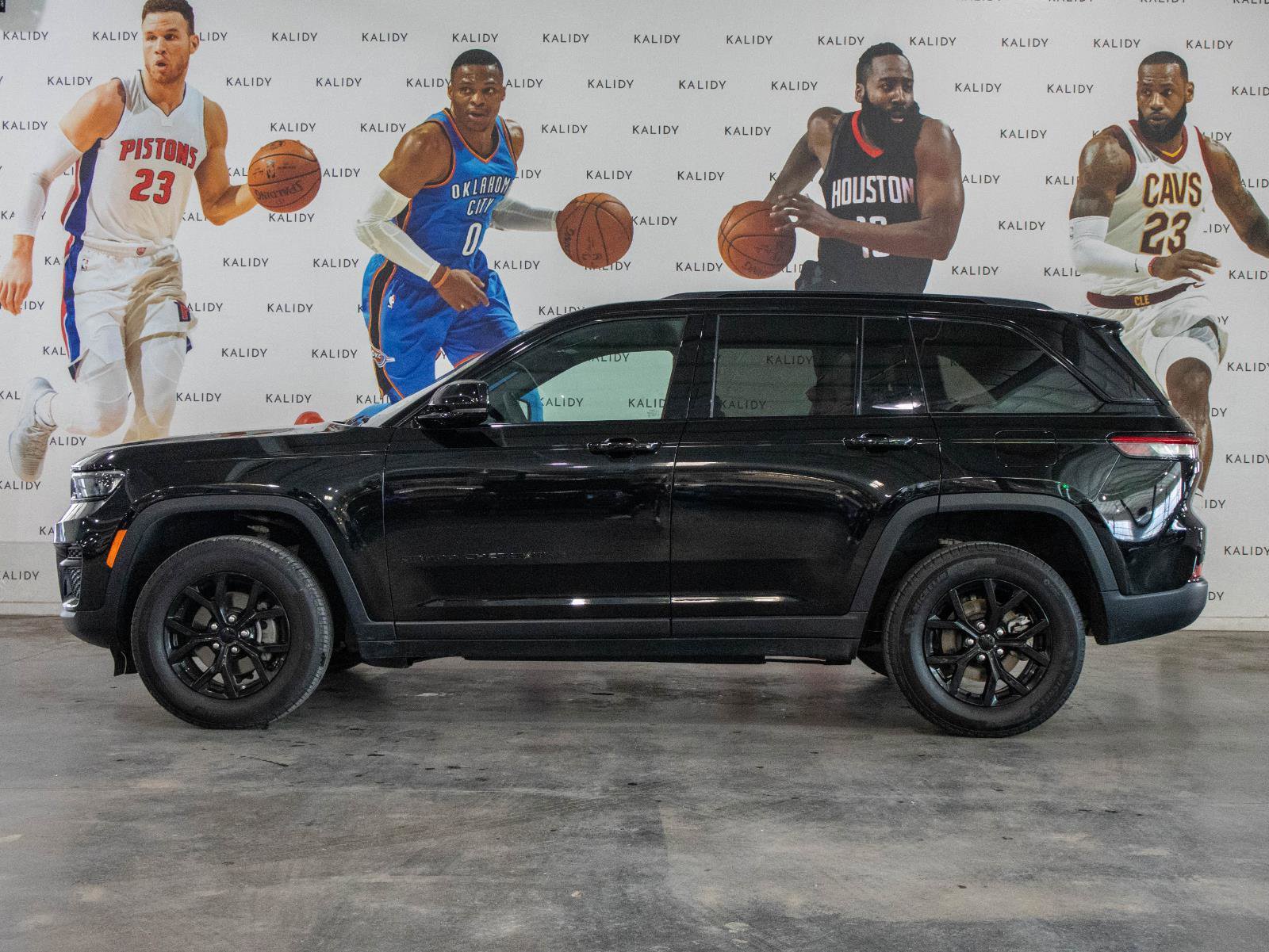 Used 2025 Jeep Grand Cherokee Altitude AWD/4WD image 16